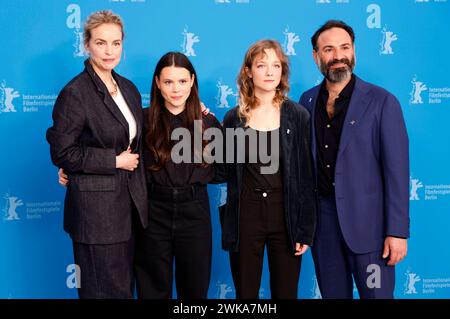 Nina Hoss, Lilith Grasmug, Josefa Heinsius und Jalal Altawil beim Photocall zum Kinofilm langue Etrangere auf der Berlinale 2024 / 74. Internationale Filmfestspiele Berlin im Hotel Grand Hyatt. Berlin, 19.02.2024 *** Nina Hoss, Lilith Grasmug, Josefa Heinsius et Jalal Altawil lors de l'appel photo pour le long métrage langue Etrangere au Festival international du film de Berlin 2024 74 à l'Hôtel Grand Hyatt Berlin, 19 02 2024 Foto:xD.xBedrosianx/xFuturexImagex etrangere 4202 Banque D'Images