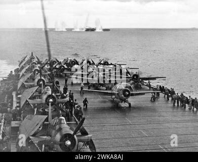 BATAILLE DU GOLFE DE LEYTE LE 23-26 OCTOBRE 1944. Bombardement japonais de l'USS White Plains le 25 octobre 1944 alors que les chasseurs américains se préparent à décoller d'un autre navire. Photo : US Navy Banque D'Images