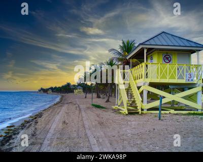 Jaune sauveteur se tient sur la plage près de l'océan au coucher du soleil à Miami Banque D'Images