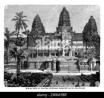 La vue ouest d'Angkor Wat avant la première terrasse offre une vue imprenable sur le plus grand monument religieux du monde, mettant en valeur ses tours emblématiques ressemblant à un lotus et les vastes douves qui entourent le complexe du temple. Angkor Wat est un chef-d'œuvre de l'architecture khmère, connu pour ses bas-reliefs complexes, sa construction en grès et l'harmonie de son design, qui symbolise la cosmologie hindoue. Il est situé à Angkor, l'ancienne capitale de l'Empire khmer Banque D'Images
