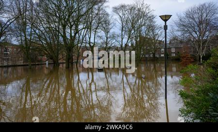 River Ouse a éclaté ses rives et inondations après de fortes pluies (rivière submergée sous l'eau de crue, parc inondé) - York, North Yorkshire, Angleterre, Royaume-Uni. Banque D'Images