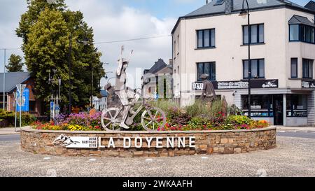 Bastogne, Belgique - 17 juillet 2021 : Statue pour le rond-point Liège Bastogne Liège pro cyclisme à Bastogne. La course s'appelle 'la Do Banque D'Images