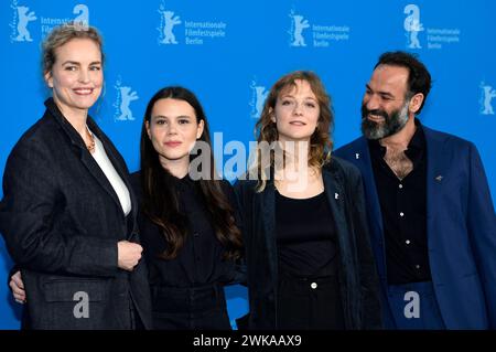 Nina Hoss, Lilith Grasmug, Josefa Heinsius und Jalal Altawil beim Photocall zum Kinofilm langue Etrangere auf der Berlinale 2024 / 74. Internationale Filmfestspiele Berlin im Hotel Grand Hyatt. Berlin, 19.02.2024 *** Nina Hoss, Lilith Grasmug, Josefa Heinsius et Jalal Altawil lors de l'appel photo pour le long métrage langue Etrangere au Festival international du film de Berlin 2024 74 à l'Hôtel Grand Hyatt Berlin, 19 02 2024 Foto:XC.xNiehausx/xFuturexImagex etrangere 4237 Banque D'Images