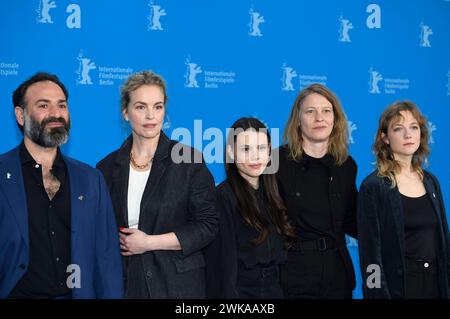 Jalal Altawil, Nina Hoss, Lilith Grasmug, Claire Burger undJosefa Heinsius beim Photocall zum Kinofilm langue Etrangere auf der Berlinale 2024 / 74. Internationale Filmfestspiele Berlin im Hotel Grand Hyatt. Berlin, 19.02.2024 *** Jalal Altawil, Nina Hoss, Lilith Grasmug, Claire Burger et Josefa Heinsius lors de l'appel photo pour le long métrage langue Etrangere au Festival international du film de Berlin Berlinale 2024 74 à l'Hôtel Grand Hyatt Berlin, 19 02 2024 Foto:XC.xNiehausx/xFuturexImagex etrangere 4235 Banque D'Images