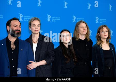 Jalal Altawil, Nina Hoss, Lilith Grasmug, Claire Burger undJosefa Heinsius beim Photocall zum Kinofilm langue Etrangere auf der Berlinale 2024 / 74. Internationale Filmfestspiele Berlin im Hotel Grand Hyatt. Berlin, 19.02.2024 *** Jalal Altawil, Nina Hoss, Lilith Grasmug, Claire Burger et Josefa Heinsius lors de l'appel photo pour le long métrage langue Etrangere au Festival international du film de Berlin Berlinale 2024 74 à l'Hôtel Grand Hyatt Berlin, 19 02 2024 Foto:XC.xNiehausx/xFuturexImagex etrangere 4234 Banque D'Images