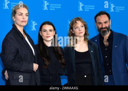 Nina Hoss, Lilith Grasmug, Josefa Heinsius und Jalal Altawil beim Photocall zum Kinofilm langue Etrangere auf der Berlinale 2024 / 74. Internationale Filmfestspiele Berlin im Hotel Grand Hyatt. Berlin, 19.02.2024 *** Nina Hoss, Lilith Grasmug, Josefa Heinsius et Jalal Altawil lors de l'appel photo pour le long métrage langue Etrangere au Festival international du film de Berlin 2024 74 à l'Hôtel Grand Hyatt Berlin, 19 02 2024 Foto:XC.xNiehausx/xFuturexImagex etrangere 4236 Banque D'Images