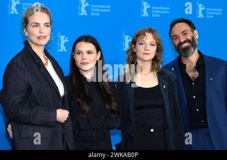 Nina Hoss, Lilith Grasmug, Josefa Heinsius und Jalal Altawil beim Photocall zum Kinofilm langue Etrangere auf der Berlinale 2024 / 74. Internationale Filmfestspiele Berlin im Hotel Grand Hyatt. Berlin, 19.02.2024 *** Nina Hoss, Lilith Grasmug, Josefa Heinsius et Jalal Altawil lors de l'appel photo pour le long métrage langue Etrangere au Festival international du film de Berlin 2024 74 à l'Hôtel Grand Hyatt Berlin, 19 02 2024 Foto:XC.xNiehausx/xFuturexImagex etrangere 4238 Banque D'Images