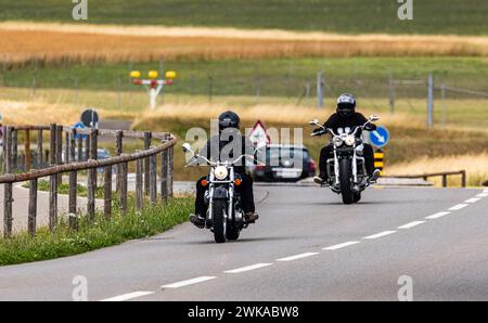 Zwei Motorradfahrer fahren auf einer strasse ausserorts im Zürcher Unterland. (Oberglatt, Schweiz, 01.07.2023) Banque D'Images