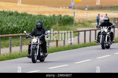 Zwei Motorradfahrer fahren auf einer strasse ausserorts im Zürcher Unterland. (Oberglatt, Schweiz, 01.07.2023) Banque D'Images