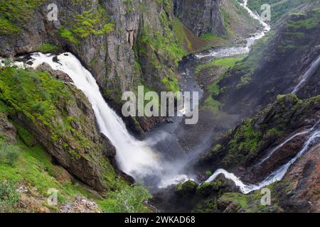 Cascade de Voringsfossen au sommet de la vallée de Mabodalen dans la municipalité d'Eidfjord, Norvège Banque D'Images