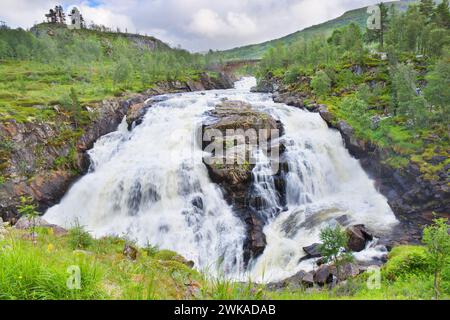 Cascade de Voringsfossen au sommet de la vallée de Mabodalen dans la municipalité d'Eidfjord, Norvège Banque D'Images