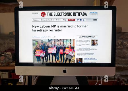"Le nouveau député travailliste est marié à un ancien recruteur d'espions israéliens" en gros titre sur l'écran du site Web Electronic Intifada, article Damien Egan Labour Byélection Banque D'Images