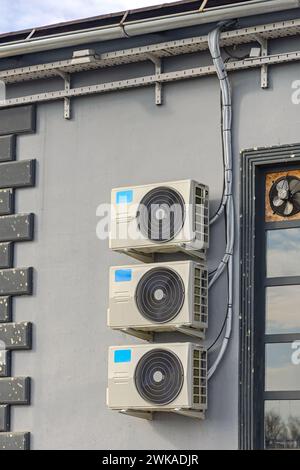 Trois unités de condenseur de système de climatiseurs divisés au mur de bâtiment industriel Banque D'Images