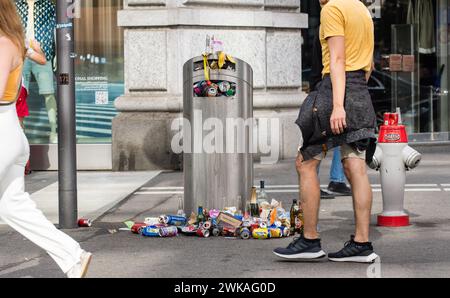 Bereits nach wenigen Stunden waren die Abfalleimer, wie hier an der Bahnhofstrasse voll. Die 30. Zürcher Parade de la rue zog hundertausende Menschen nac Banque D'Images