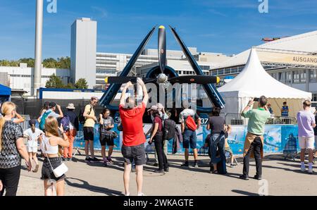 Von der F4U-4 'Corsair' beim Standplatz Tango wurden zahlreiche Erinnerungsfotos gemacht. Tausende Menschen besuchten das dreitägige Flughafenfest zum Banque D'Images