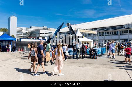 Von der F4U-4 'Corsair' beim Standplatz Tango wurden zahlreiche Erinnerungsfotos gemacht. Tausende Menschen besuchten das dreitägige Flughafenfest zum Banque D'Images