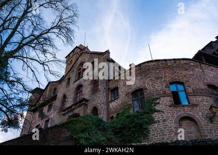 Le château de Berwartstein (allemand : Burg Berwartstein) est un château situé dans le Wasgau, la partie sud de la forêt du Palatinat dans l'état de Rhénanie-Palatinat Banque D'Images