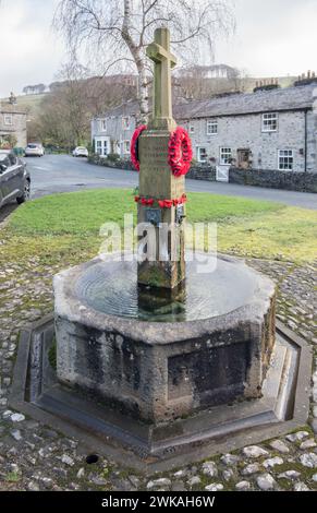 Monument commémoratif de guerre du rouleau d'honneur, Langcliffe, North Yorkshire. Le monument commémoratif de guerre se trouve au centre du village. Banque D'Images