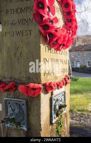 Monument commémoratif de guerre du rouleau d'honneur, Langcliffe, North Yorkshire. Le monument commémoratif de guerre se trouve au centre du village. Banque D'Images