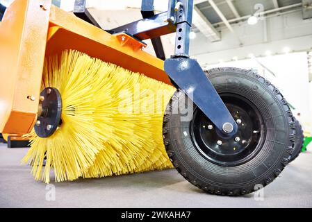 Brosse utilitaire montée pour balayeuse mécanique de voirie Banque D'Images