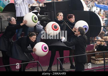 Viareggio, Italie, 18 février 2024 - défilé des chars allégoriques et de leurs groupes sur le front de mer de Viareggio pendant le Carnaval de Viareggio 2024. Crédits : Luigi de Pompeis/Alamy Live News photos Banque D'Images