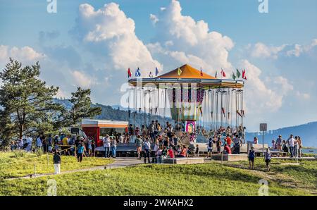 Ein Karussell im Flughafenpark oberhalb des Circle. Die Festbesucher vergnügen sich am Flughafenfest zum 75. Geburtstag des Flughafen Zürich. (Zürich, Banque D'Images