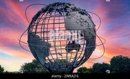 New York, États-Unis ; 4 janvier 2024 : L'unisphere du célèbre Flushing Meadows-Corona Park dans l'arrondissement de Queens avec le ciel orange d'un lever de soleil Banque D'Images