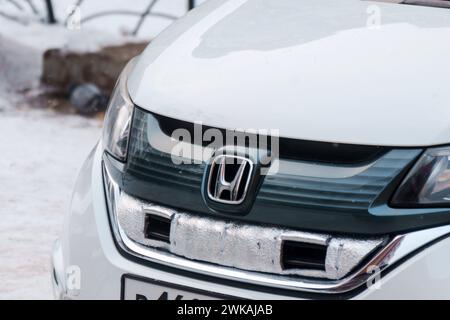 Tyumen, Russie-11 janvier 2024 : voiture blanche présentant ses lignes élégantes et son design épuré. Logo Honda Banque D'Images