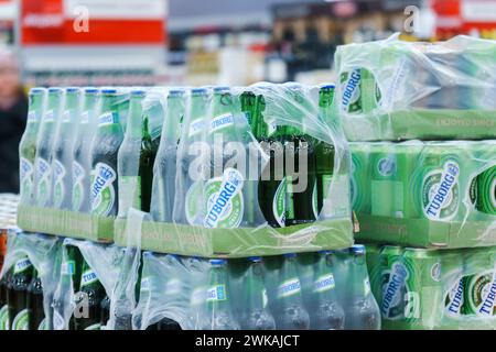 Tyumen, Russie-11 janvier 2024 : bière alcoolisée Tuborg sur l'étagère dans le supermagasin. Boissons alcoolisées en conserve Banque D'Images