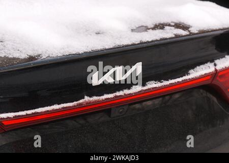 Tyumen, Russie-11 janvier 2024 : Frozen Symphony : a Snow-Kissed car Kia logo. Gros plan Banque D'Images