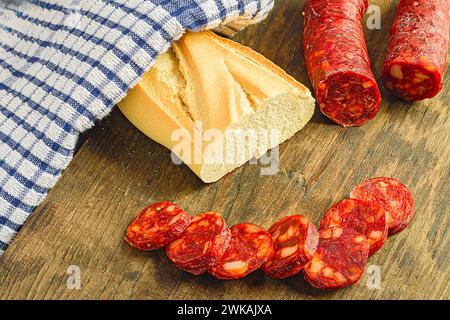 Vue rapprochée du pain et des saucisses tranchées sur une planche à découper en bois Banque D'Images