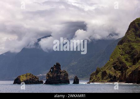 Europa Portugal Madeira Nord-Westen Nordwesten Insel Küste, Meer : Blick von Porto Moniz in Richtung des Küstenortes Seixal *** Europe Portugal Madère Banque D'Images