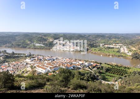 Vue aérienne par drone du village de Sanlucar de Guadiana à Huelva, Andalousie, sur les rives de la rivière Guadiana, à la frontière de l'espagne avec le portugal, en face Banque D'Images