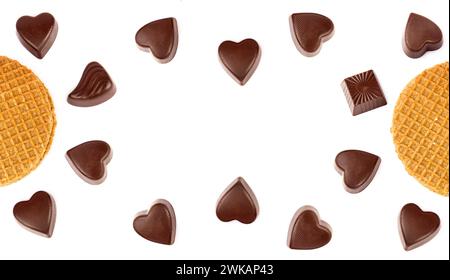 Bonbons au chocolat et gaufres belges isolés sur fond blanc. Il y a de l'espace libre pour le texte. Collage. Photo grand angle. Banque D'Images
