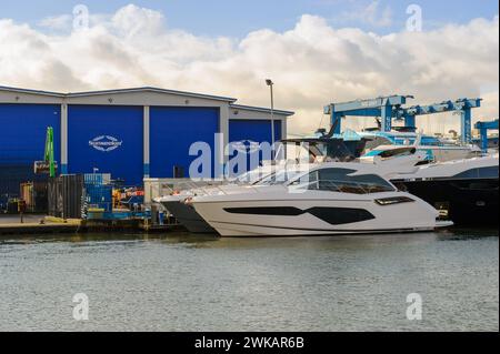 Sunseeker International Ltd, siège social et usine principale, Poole Harbour, Poole, Dorset, Angleterre Banque D'Images