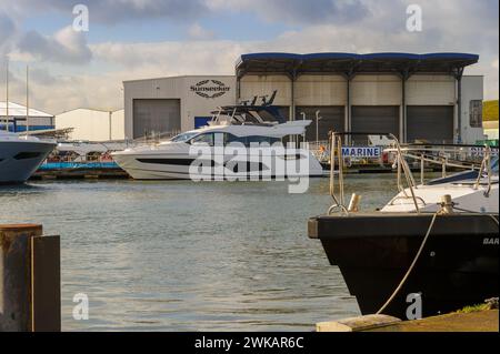 Sunseeker International Ltd, siège social et usine principale, Poole Harbour, Poole, Dorset, Angleterre Banque D'Images