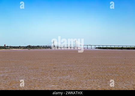 Vue sur la rivière Parana et le pont sur elle, de la ville de Rosario à Victoria, entre Rios. Banque D'Images