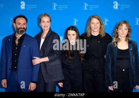 Jalal Altawil, Nina Hoss, Lilith Grasmug, Claire Burger und Josefa Heinsius beim Photocall zum Kinofilm langue Etrangere auf der Berlinale 2024 / 74. Internationale Filmfestspiele Berlin im Hotel Grand Hyatt. Berlin, 19.02.2024 *** Jalal Altawil, Nina Hoss, Lilith Grasmug, Claire Burger et Josefa Heinsius lors de l'appel photo pour le long métrage langue Etrangere au Festival international du film Berlinale de Berlin 2024 74 à l'Hôtel Grand Hyatt Berlin, 19 02 2024 Foto:XF.xKernx/xFuturexImagex etrangere 4291 Banque D'Images