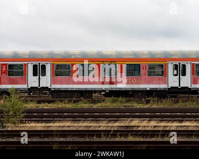 L'ancienne voiture de train de banlieue de la société DB Regio est mise hors service. Véhicule altéré et abandonné pour passagers debout sur une voie ferrée vide Banque D'Images