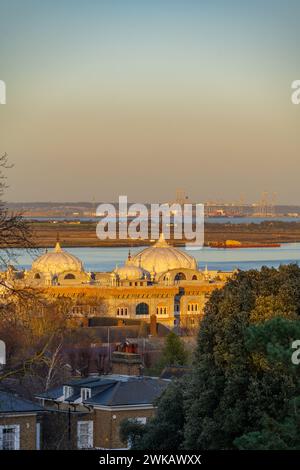 Vue sur le port London Gateway à Coryton.Avec les dômes du Gravesend Gurdwara au premier plan.Depuis Windmill Hill au coucher du soleil. Banque D'Images