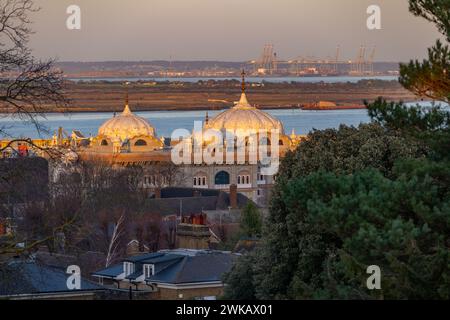 Vue sur le port London Gateway à Coryton.Avec les dômes du Gravesend Gurdwara au premier plan.Depuis Windmill Hill au coucher du soleil. Banque D'Images