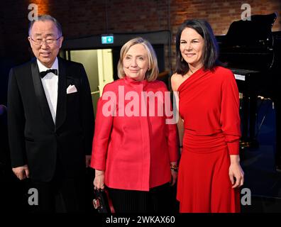 Berlin, Allemagne. 19 février 2024. Hillary Clinton (M), ancienne secrétaire d’État américaine, Annalena Baerbock (Bündnis 90/Die Grünen), ministre allemande des Affaires étrangères, et Ban Ki-moon, ancien secrétaire général des Nations Unies, participeront au Gala du cinéma pour la paix de Berlin au Westhafen Event & Convention Center (WECC). Crédit : Fabian Sommer/dpa/Alamy Live News Banque D'Images