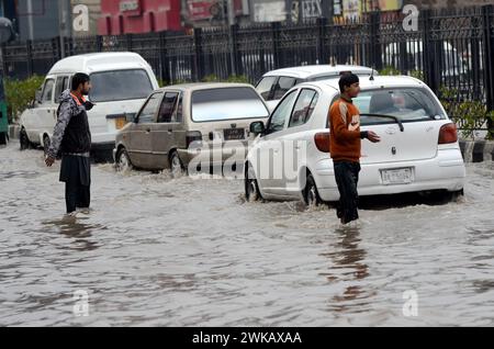 Peshawar, Peshawar, Pakistan. 19 février 2024. Des tempêtes de pluie ont frappé la ville pakistanaise de PeshawarPESHAWAR, PAKISTAN, 17 FÉVRIER : des gens tentent de déplacer une route inondée après que des tempêtes de pluie ont frappé la ville pakistanaise de Peshawar le 17 février. (Crédit image : © Hussain Ali/ZUMA Press Wire) USAGE ÉDITORIAL SEULEMENT! Non destiné à UN USAGE commercial ! Crédit : ZUMA Press, Inc/Alamy Live News Banque D'Images
