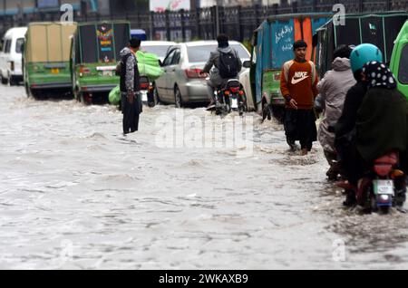 Peshawar, Peshawar, Pakistan. 19 février 2024. Des tempêtes de pluie ont frappé la ville pakistanaise de PeshawarPESHAWAR, PAKISTAN, 17 FÉVRIER : des gens tentent de déplacer une route inondée après que des tempêtes de pluie ont frappé la ville pakistanaise de Peshawar le 17 février. (Crédit image : © Hussain Ali/ZUMA Press Wire) USAGE ÉDITORIAL SEULEMENT! Non destiné à UN USAGE commercial ! Crédit : ZUMA Press, Inc/Alamy Live News Banque D'Images
