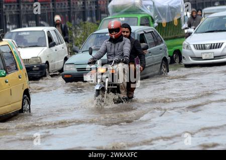 Peshawar, Peshawar, Pakistan. 19 février 2024. Des tempêtes de pluie ont frappé la ville pakistanaise de PeshawarPESHAWAR, PAKISTAN, 17 FÉVRIER : des gens tentent de déplacer une route inondée après que des tempêtes de pluie ont frappé la ville pakistanaise de Peshawar le 17 février. (Crédit image : © Hussain Ali/ZUMA Press Wire) USAGE ÉDITORIAL SEULEMENT! Non destiné à UN USAGE commercial ! Crédit : ZUMA Press, Inc/Alamy Live News Banque D'Images