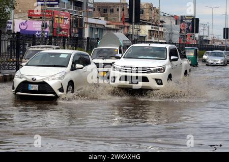 Peshawar, Peshawar, Pakistan. 19 février 2024. Des tempêtes de pluie ont frappé la ville pakistanaise de PeshawarPESHAWAR, PAKISTAN, 17 FÉVRIER : des gens tentent de déplacer une route inondée après que des tempêtes de pluie ont frappé la ville pakistanaise de Peshawar le 17 février. (Crédit image : © Hussain Ali/ZUMA Press Wire) USAGE ÉDITORIAL SEULEMENT! Non destiné à UN USAGE commercial ! Crédit : ZUMA Press, Inc/Alamy Live News Banque D'Images