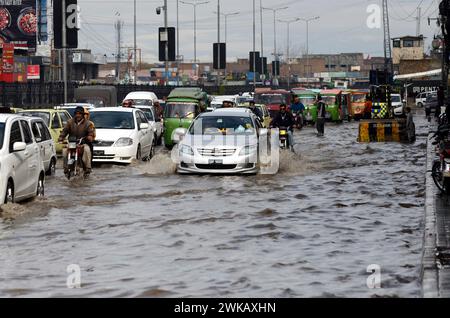 Peshawar, Peshawar, Pakistan. 19 février 2024. Des tempêtes de pluie ont frappé la ville pakistanaise de PeshawarPESHAWAR, PAKISTAN, 17 FÉVRIER : des gens tentent de déplacer une route inondée après que des tempêtes de pluie ont frappé la ville pakistanaise de Peshawar le 17 février. (Crédit image : © Hussain Ali/ZUMA Press Wire) USAGE ÉDITORIAL SEULEMENT! Non destiné à UN USAGE commercial ! Crédit : ZUMA Press, Inc/Alamy Live News Banque D'Images