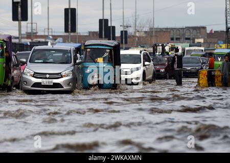 Peshawar, Peshawar, Pakistan. 19 février 2024. Des tempêtes de pluie ont frappé la ville pakistanaise de PeshawarPESHAWAR, PAKISTAN, 17 FÉVRIER : des gens tentent de déplacer une route inondée après que des tempêtes de pluie ont frappé la ville pakistanaise de Peshawar le 17 février. (Crédit image : © Hussain Ali/ZUMA Press Wire) USAGE ÉDITORIAL SEULEMENT! Non destiné à UN USAGE commercial ! Crédit : ZUMA Press, Inc/Alamy Live News Banque D'Images