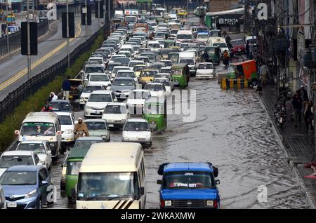 Peshawar, Peshawar, Pakistan. 19 février 2024. Des tempêtes de pluie ont frappé la ville pakistanaise de PeshawarPESHAWAR, PAKISTAN, 17 FÉVRIER : des gens tentent de déplacer une route inondée après que des tempêtes de pluie ont frappé la ville pakistanaise de Peshawar le 17 février. (Crédit image : © Hussain Ali/ZUMA Press Wire) USAGE ÉDITORIAL SEULEMENT! Non destiné à UN USAGE commercial ! Crédit : ZUMA Press, Inc/Alamy Live News Banque D'Images