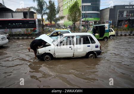 Peshawar, Peshawar, Pakistan. 19 février 2024. Des tempêtes de pluie ont frappé la ville pakistanaise de PeshawarPESHAWAR, PAKISTAN, 17 FÉVRIER : des gens tentent de déplacer une route inondée après que des tempêtes de pluie ont frappé la ville pakistanaise de Peshawar le 17 février. (Crédit image : © Hussain Ali/ZUMA Press Wire) USAGE ÉDITORIAL SEULEMENT! Non destiné à UN USAGE commercial ! Crédit : ZUMA Press, Inc/Alamy Live News Banque D'Images